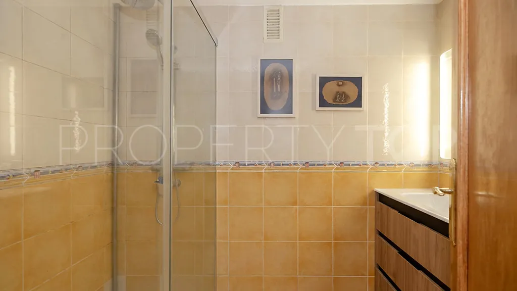 Comprar apartamento con 2 dormitorios en Estepona