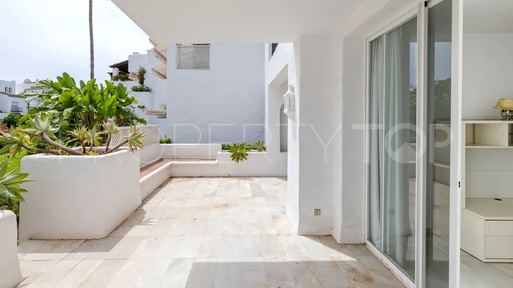 For sale 2 bedrooms apartment in Alcazaba Beach