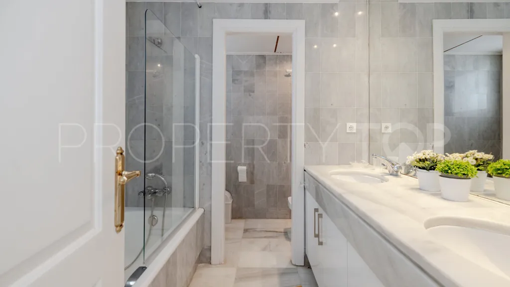 For sale 2 bedrooms apartment in Alcazaba Beach