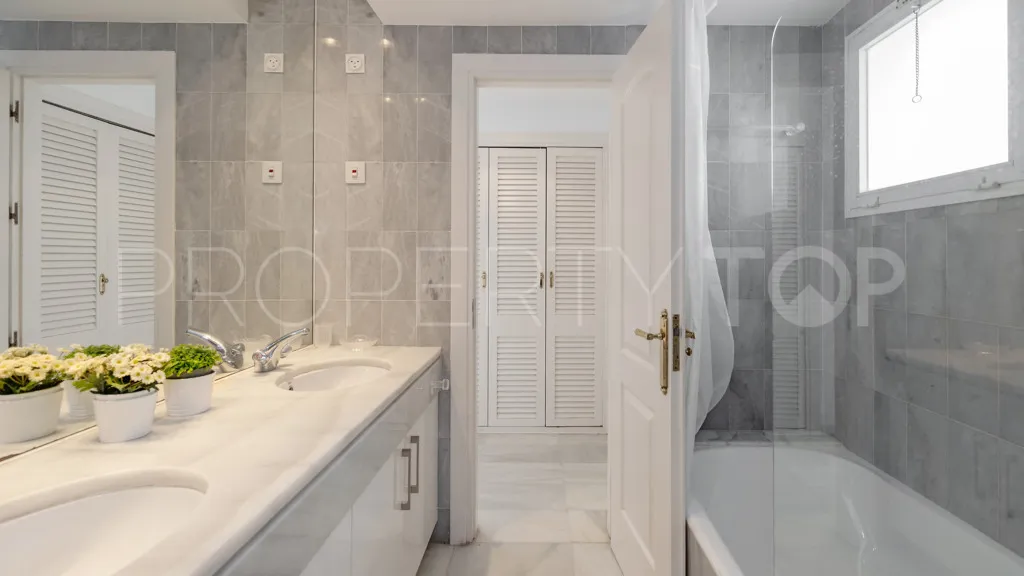 For sale 2 bedrooms apartment in Alcazaba Beach