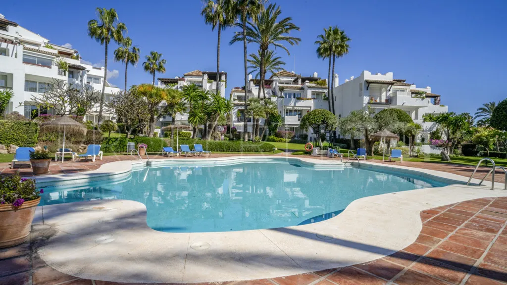 For sale 2 bedrooms apartment in Alcazaba Beach