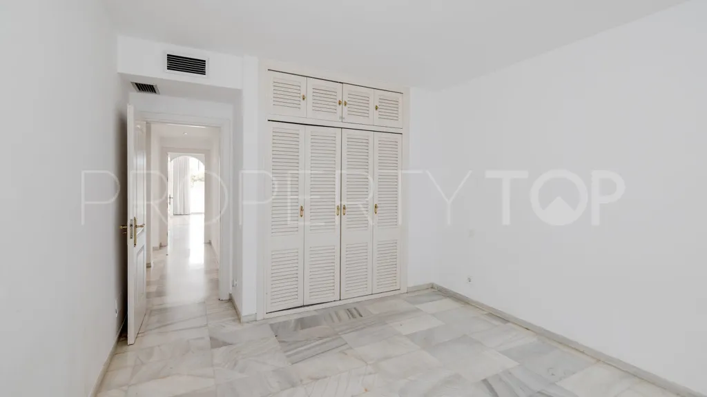 For sale 2 bedrooms apartment in Alcazaba Beach