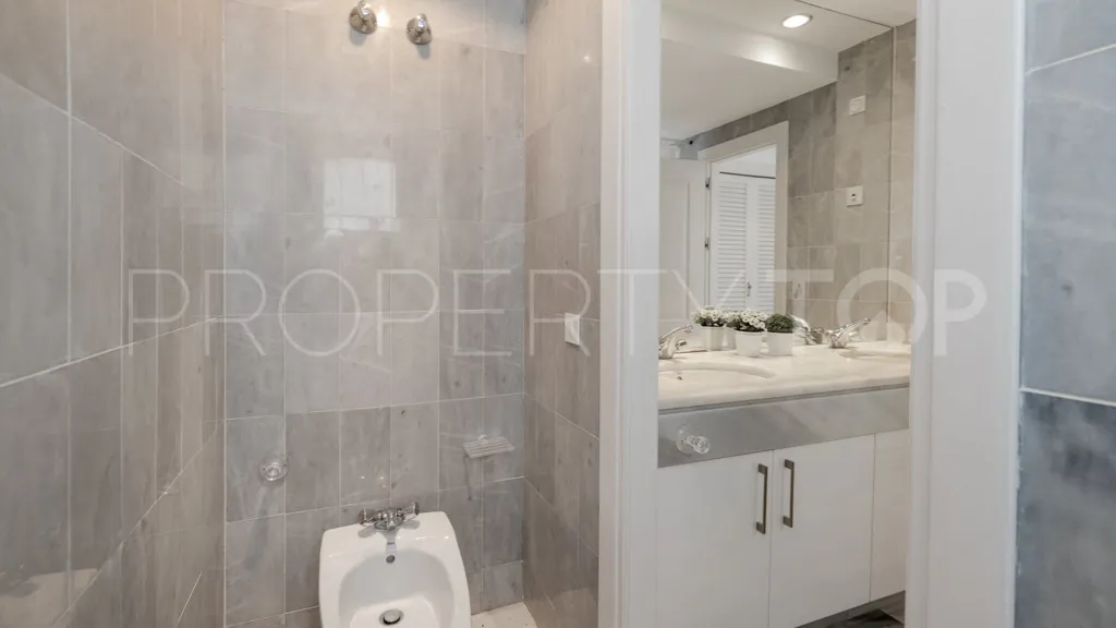 For sale 2 bedrooms apartment in Alcazaba Beach