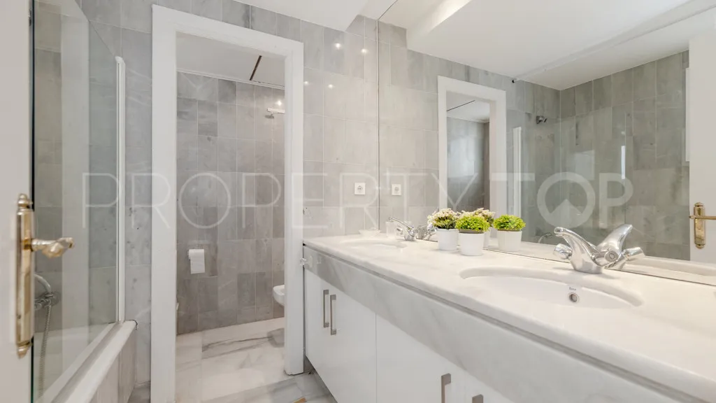 For sale 2 bedrooms apartment in Alcazaba Beach