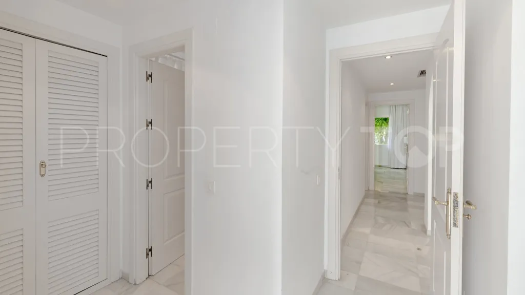 For sale 2 bedrooms apartment in Alcazaba Beach