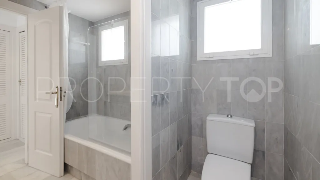 For sale 2 bedrooms apartment in Alcazaba Beach