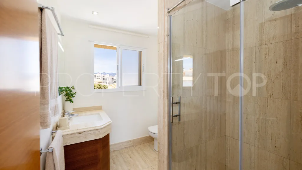 Se vende apartamento en Estepona Puerto de 3 dormitorios