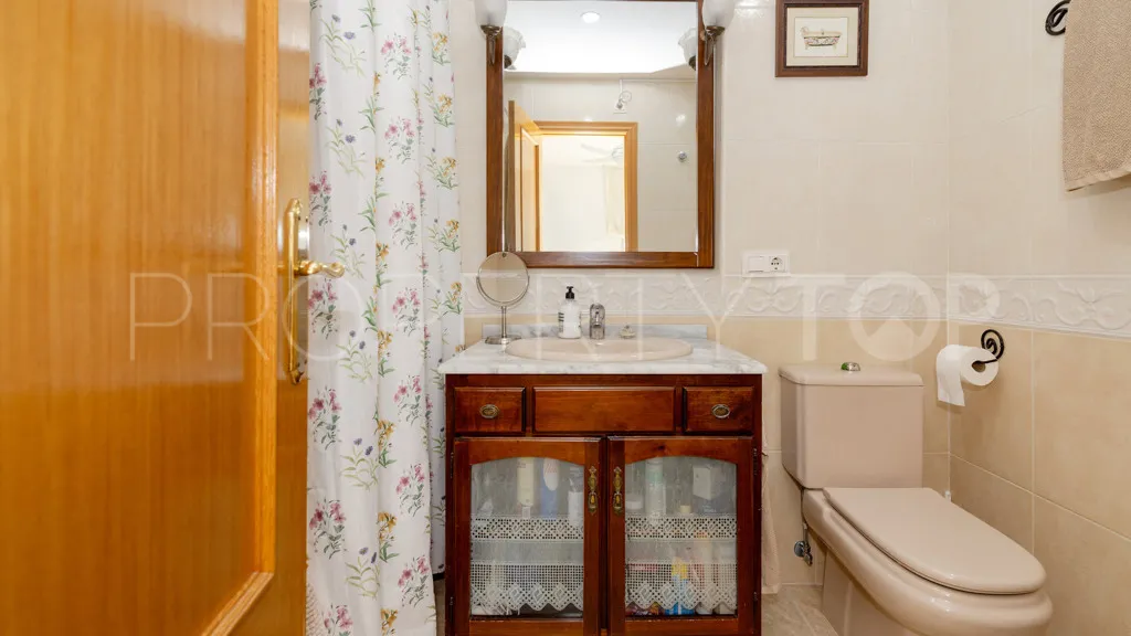 Apartamento de 3 dormitorios en venta en Estepona