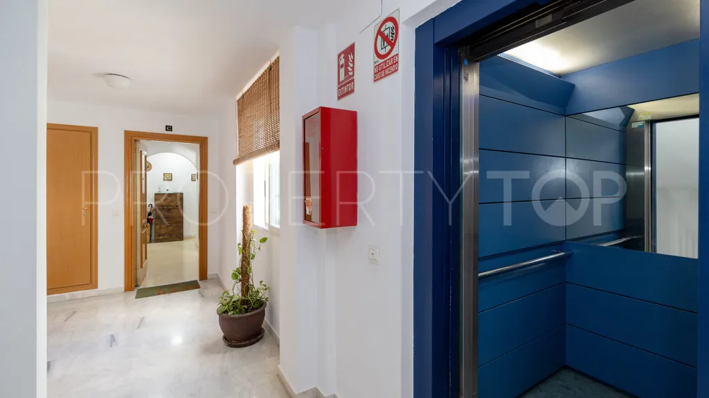 Apartamento de 3 dormitorios en venta en Estepona