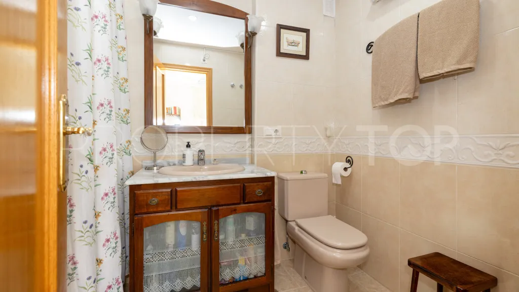 Apartamento de 3 dormitorios en venta en Estepona