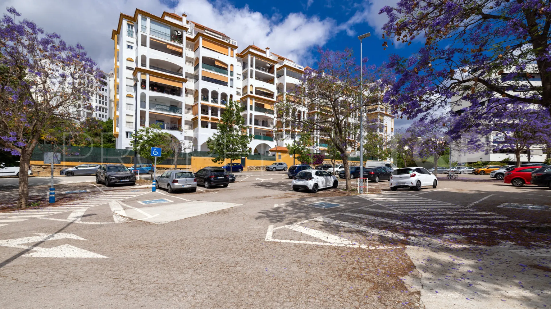 Apartamento en venta en Estepona Puerto con 3 dormitorios