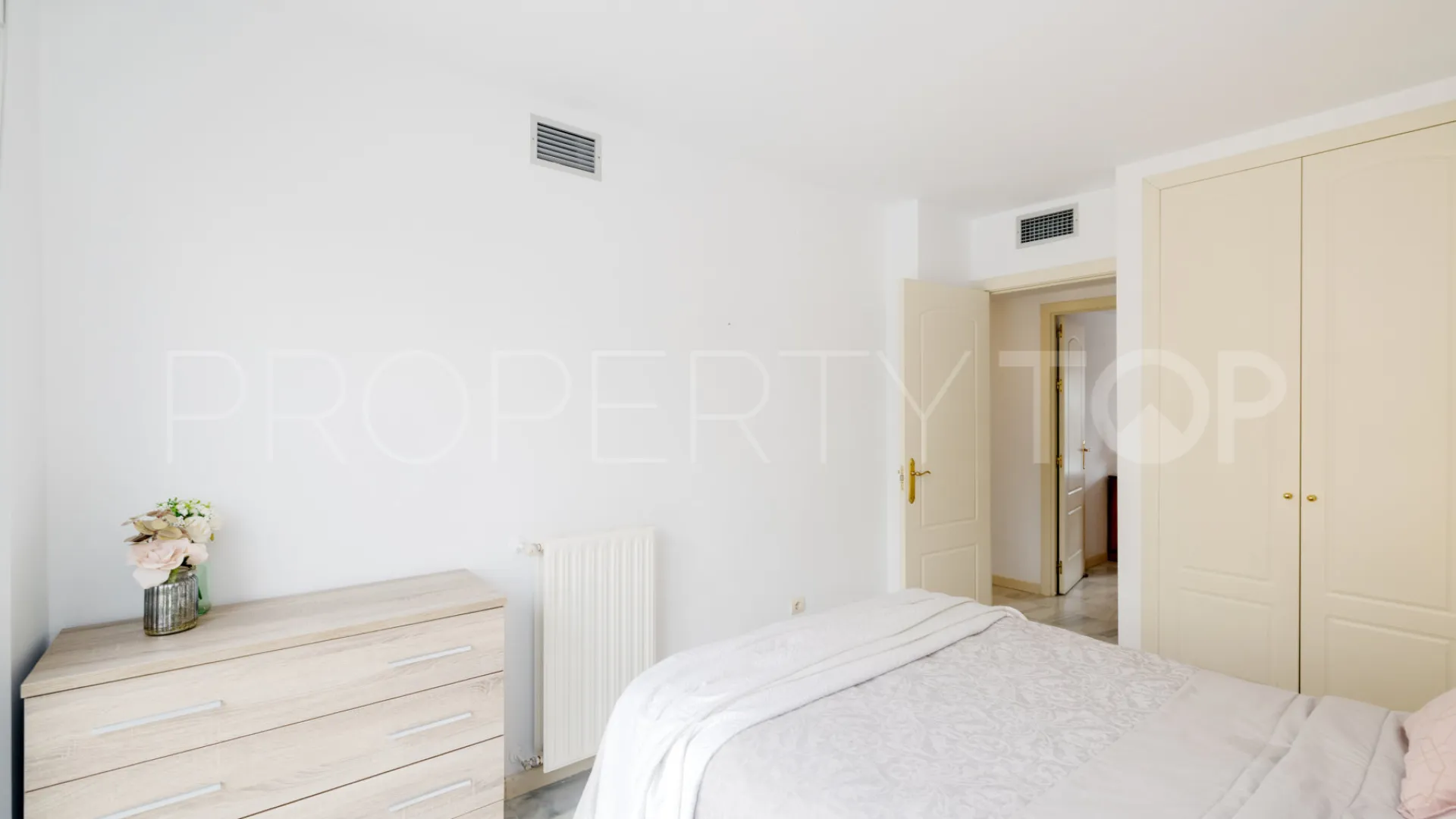 Apartamento en venta en Estepona Puerto con 3 dormitorios