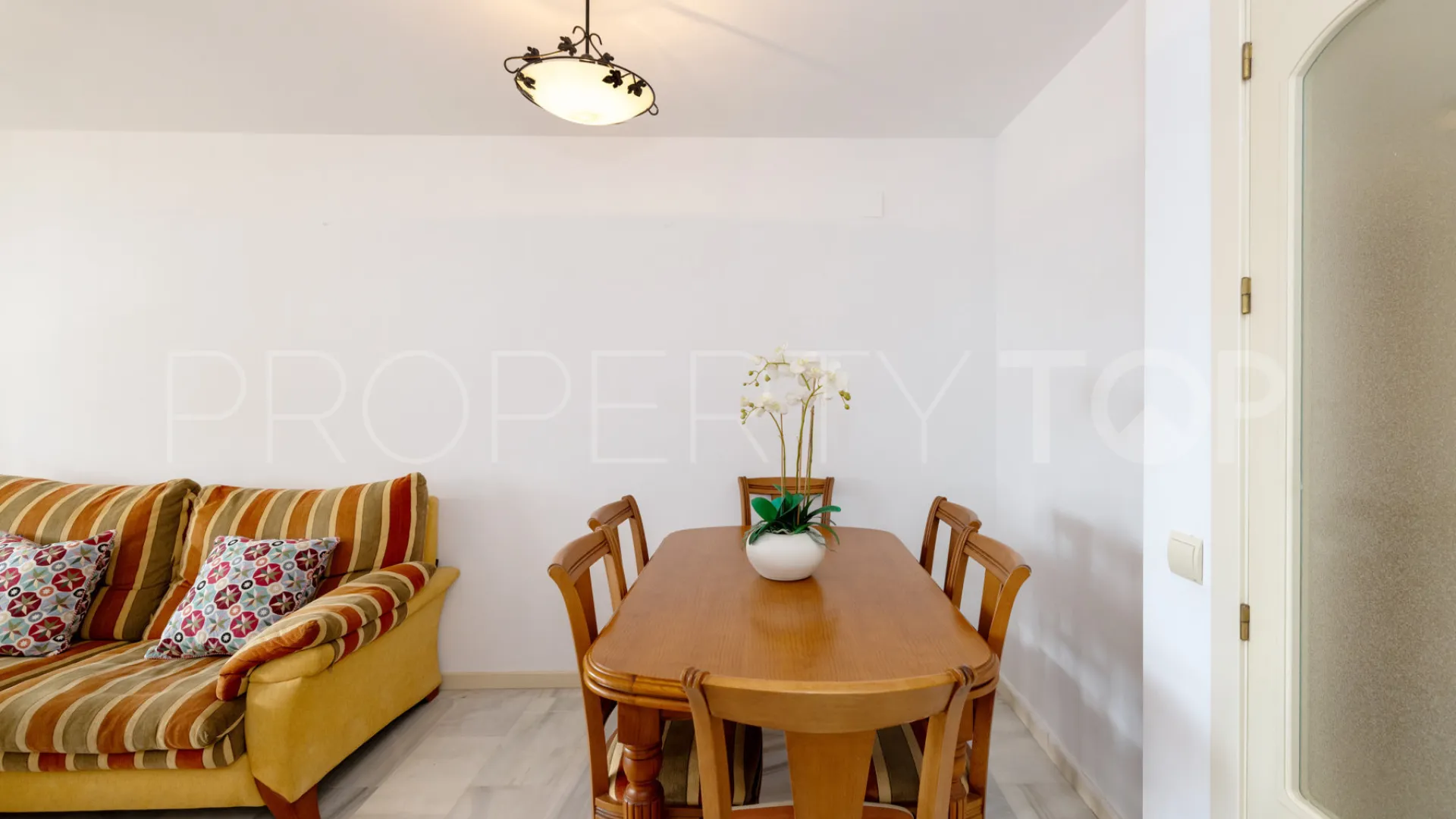 Apartamento en venta en Estepona Puerto con 3 dormitorios