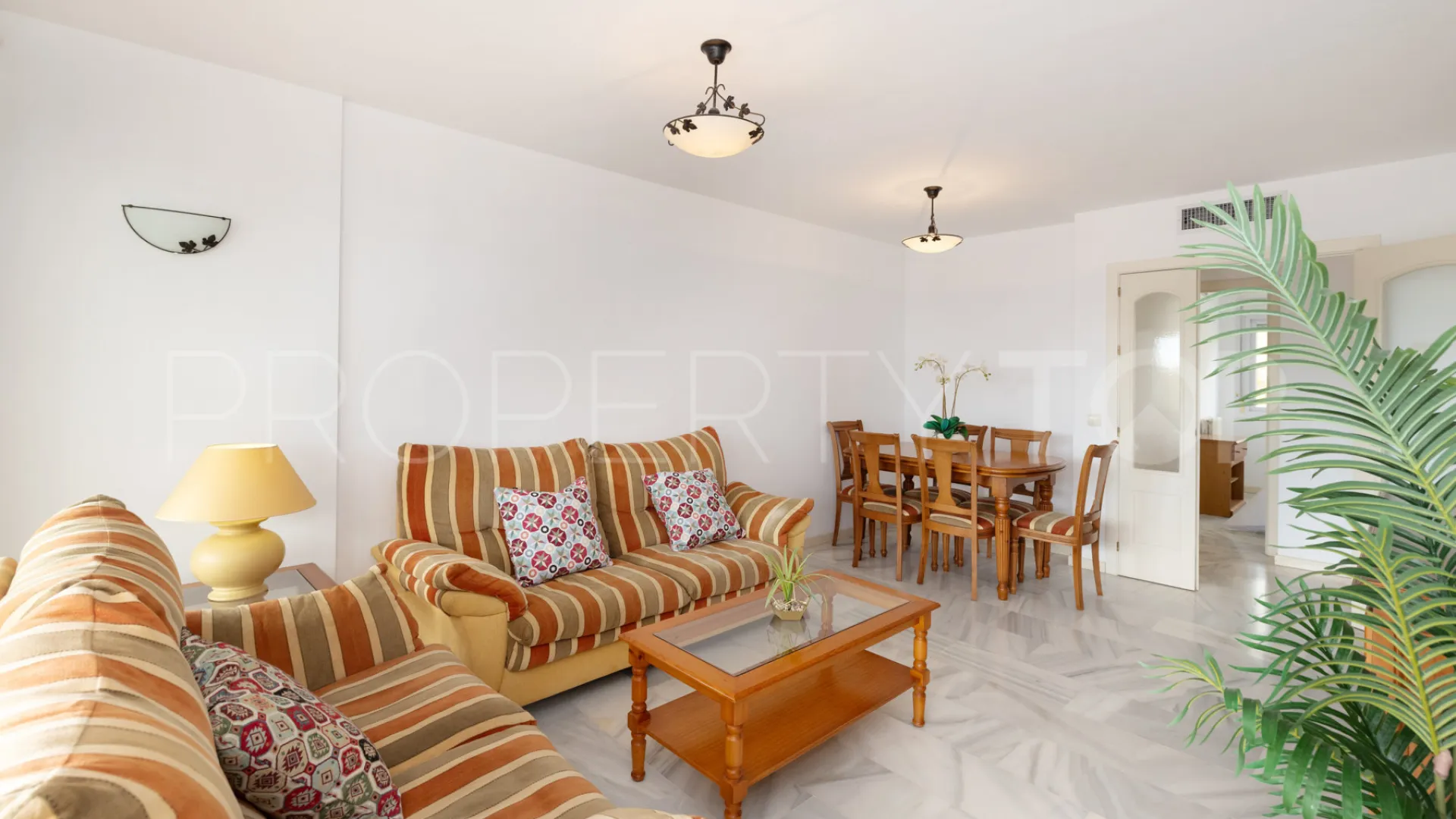 Apartamento en venta en Estepona Puerto con 3 dormitorios