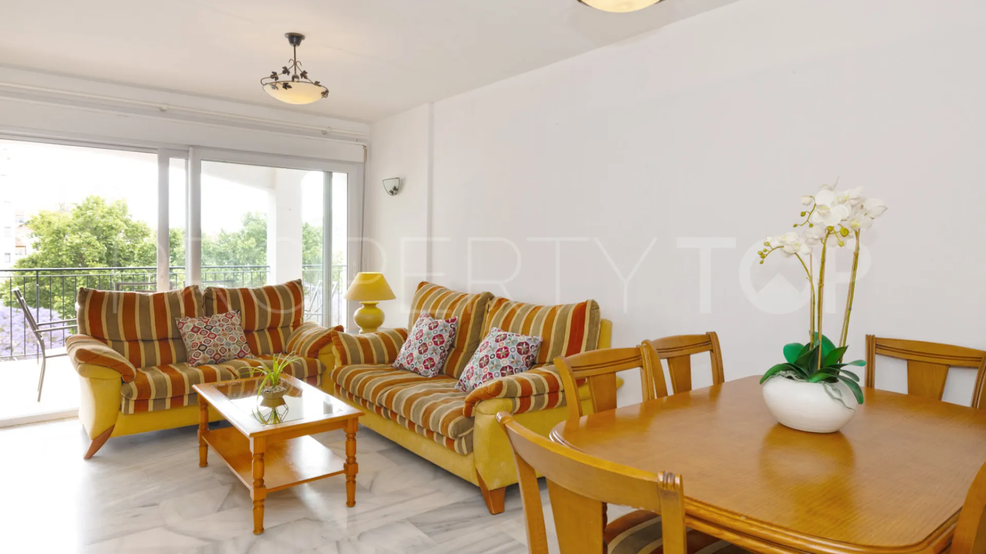 Apartamento en venta en Estepona Puerto con 3 dormitorios
