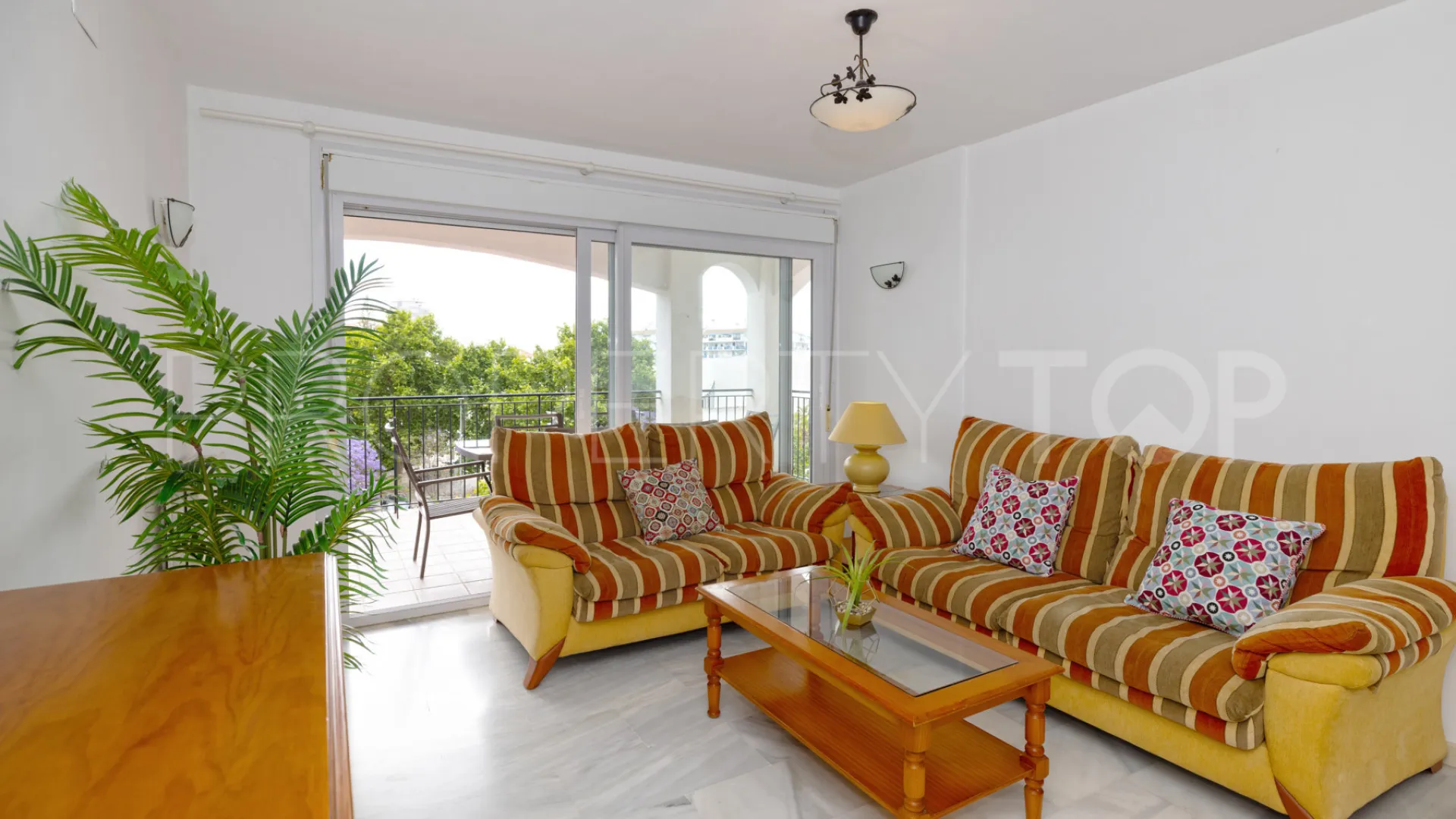 Apartamento en venta en Estepona Puerto con 3 dormitorios
