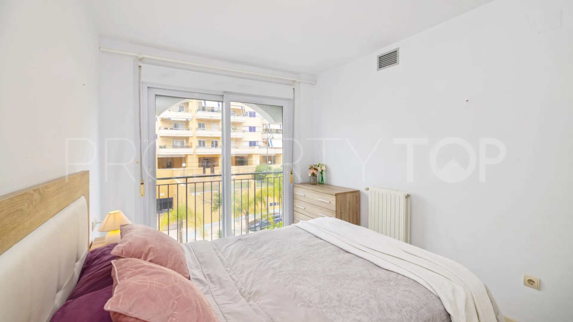 Apartamento en venta en Estepona Puerto con 3 dormitorios