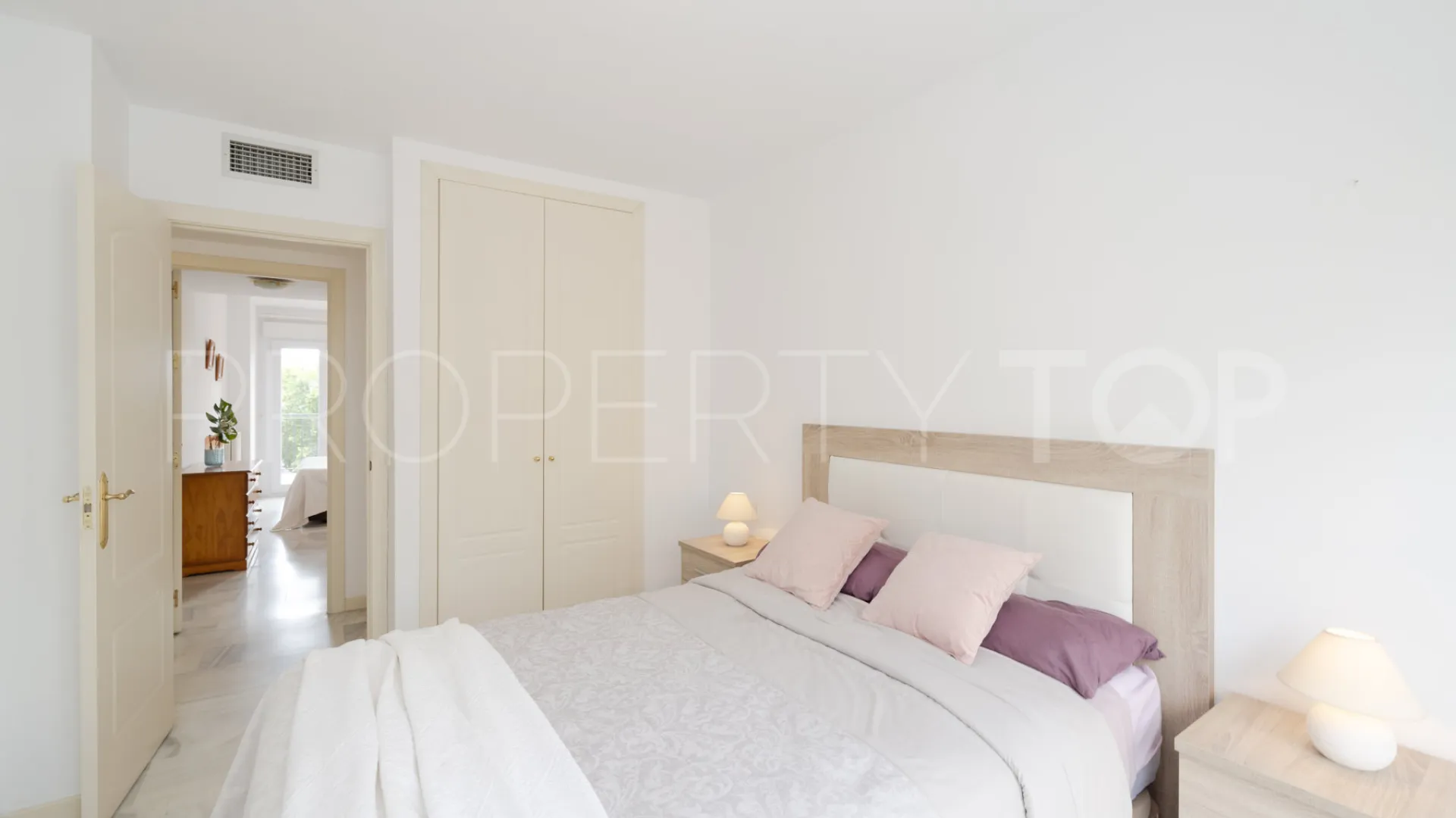 Apartamento en venta en Estepona Puerto con 3 dormitorios