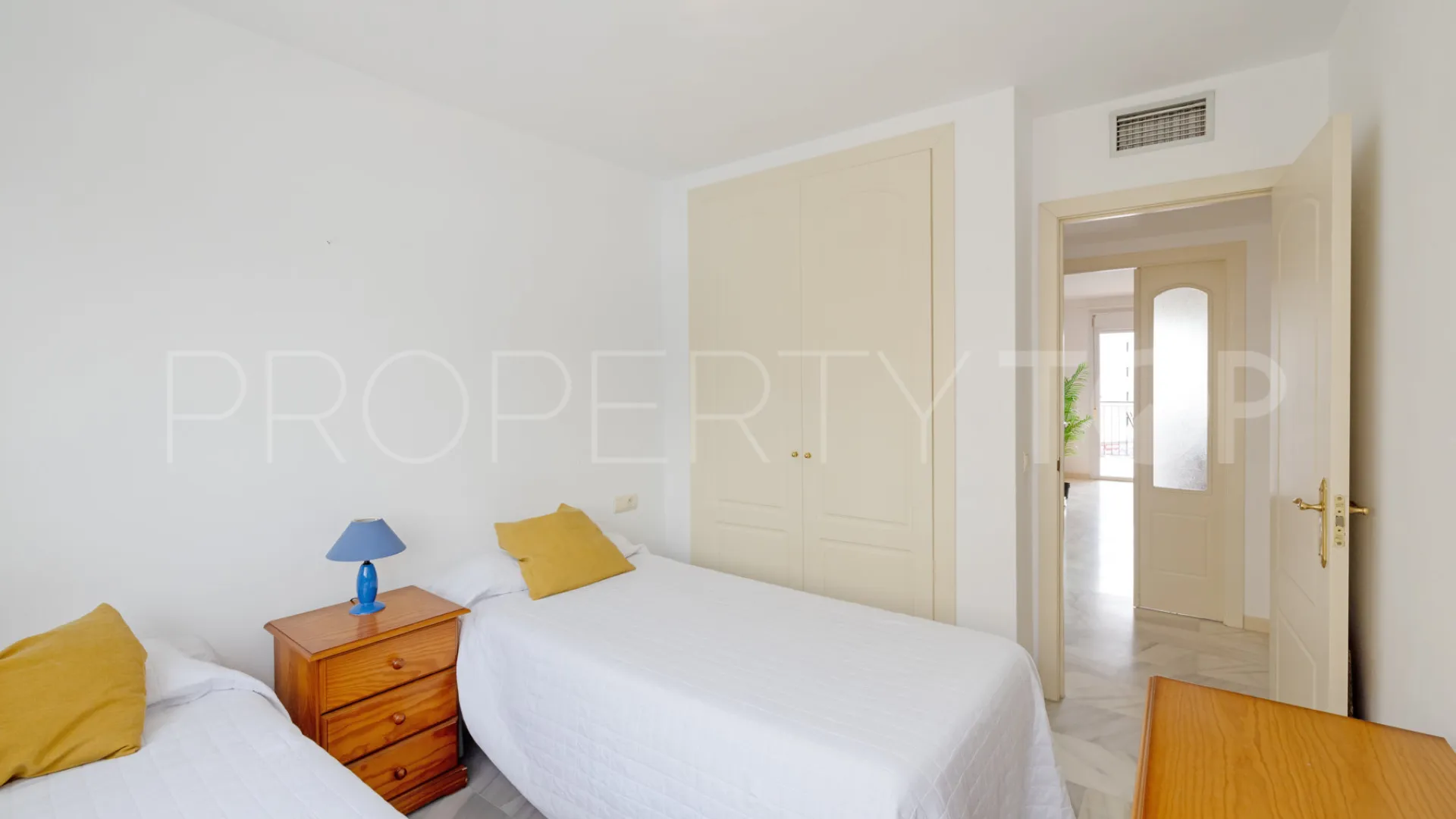 Apartamento en venta en Estepona Puerto con 3 dormitorios