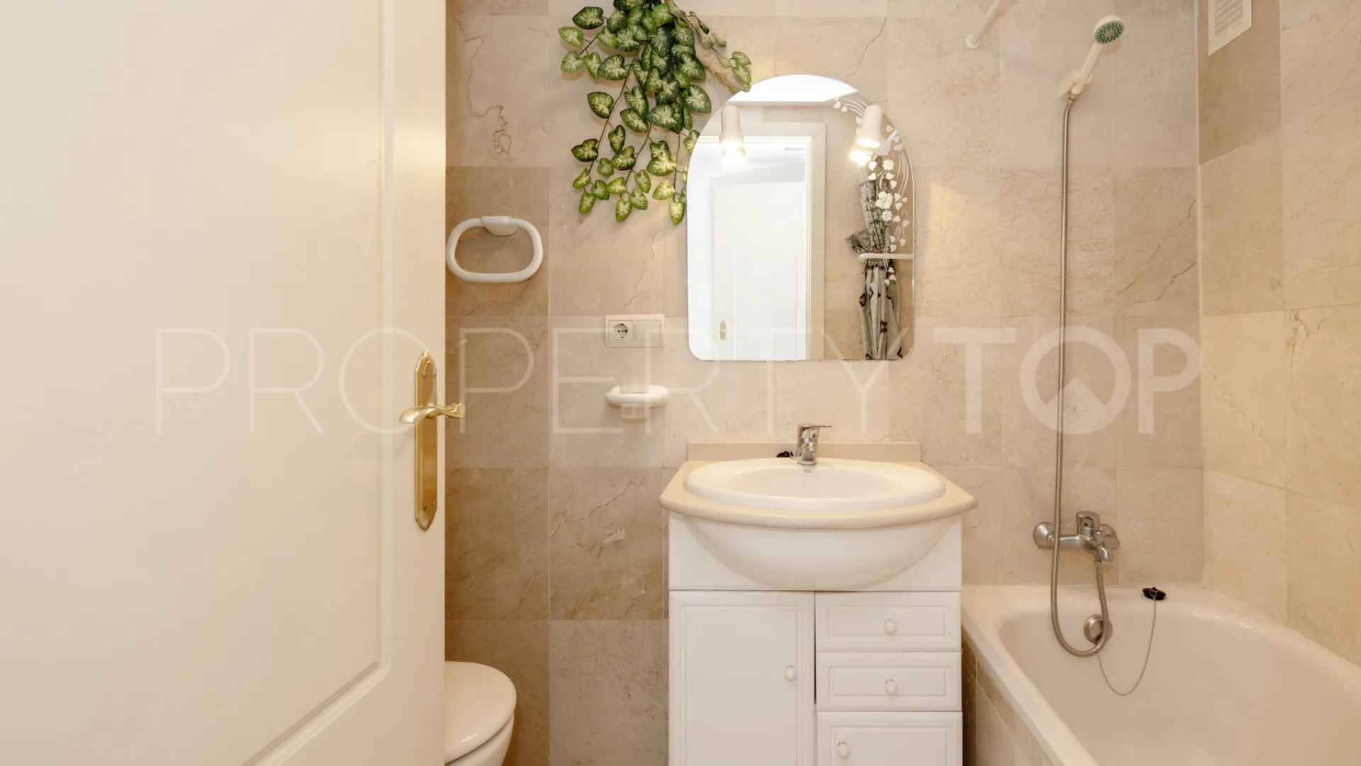 Apartamento en venta en Estepona Puerto con 3 dormitorios