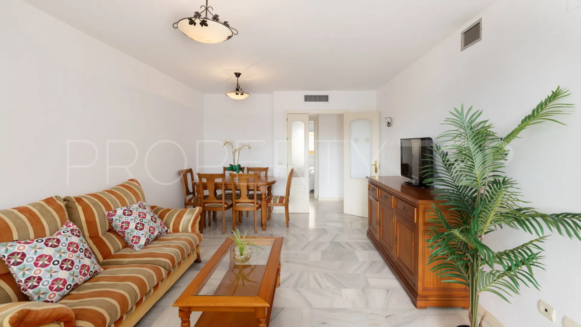 Apartamento en venta en Estepona Puerto con 3 dormitorios
