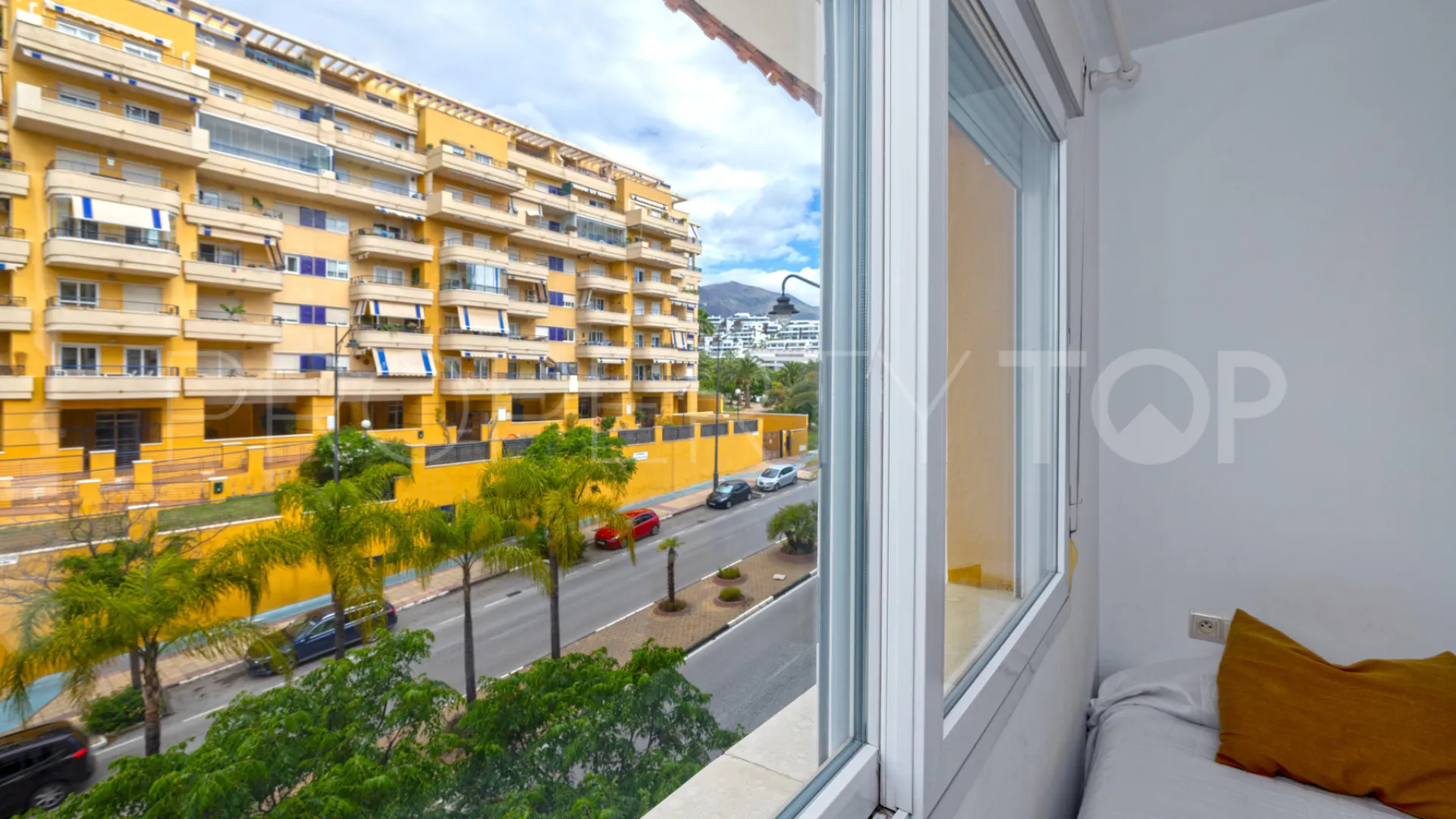 Apartamento en venta en Estepona Puerto con 3 dormitorios