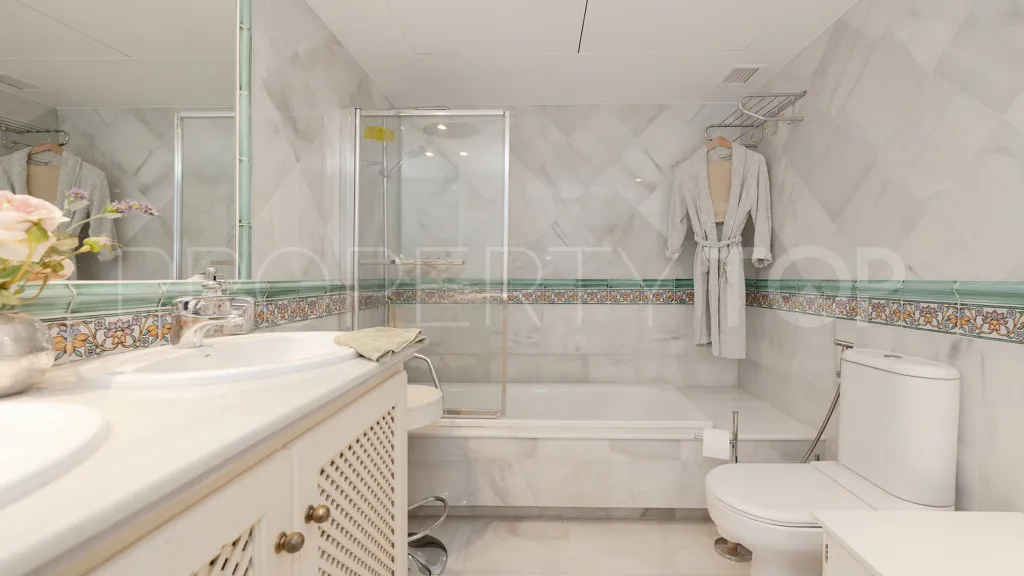 Se vende apartamento con 2 dormitorios en Benahavis