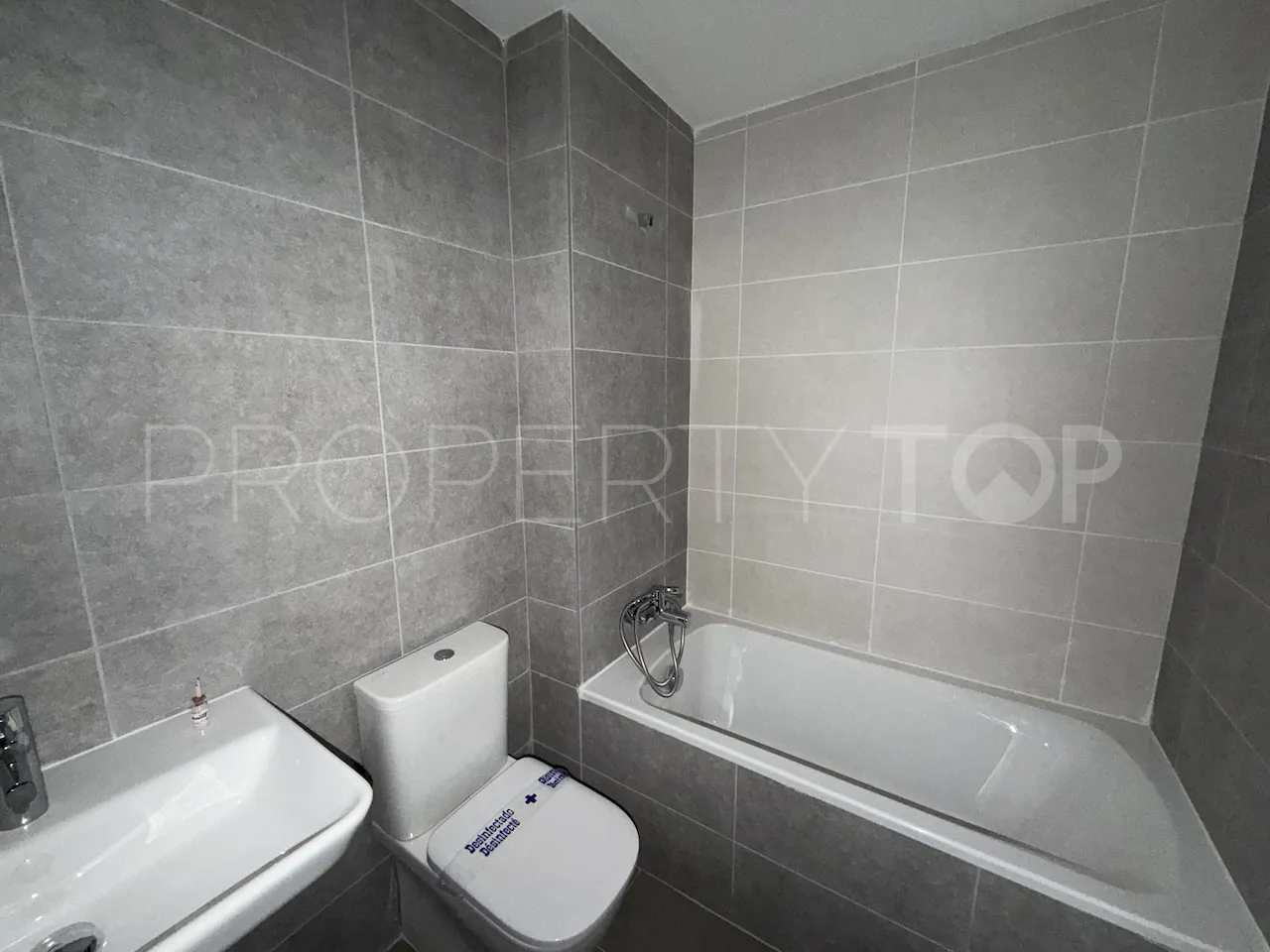 For sale apartment in Estepona Town with 3 bedrooms