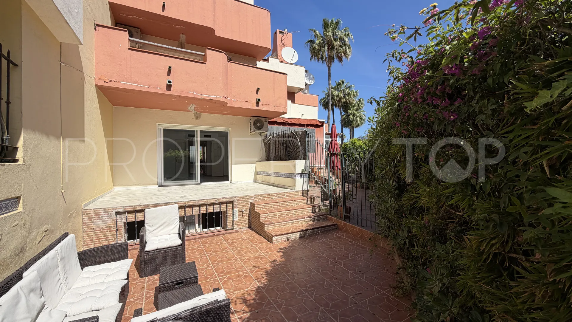 2 bedrooms town house in Garden Beach for sale