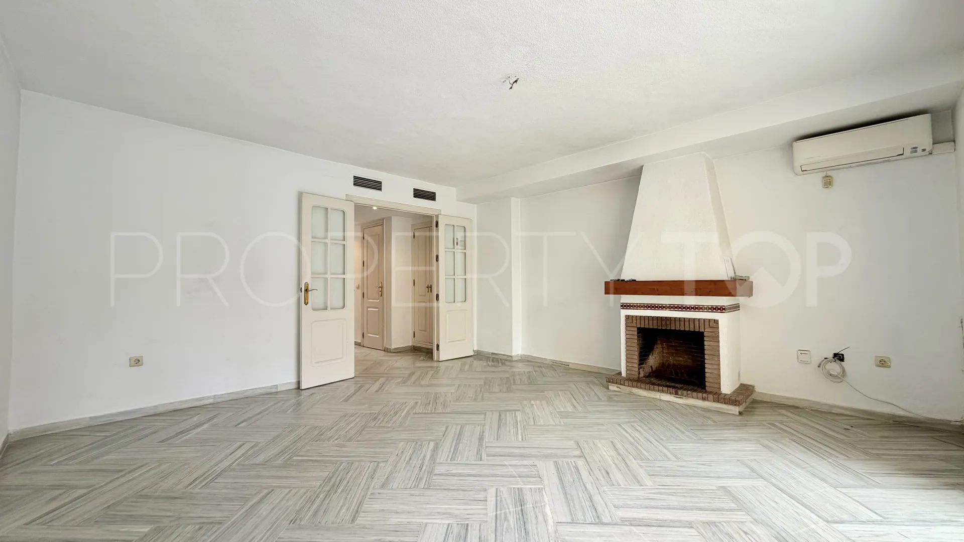 2 bedrooms town house in Garden Beach for sale