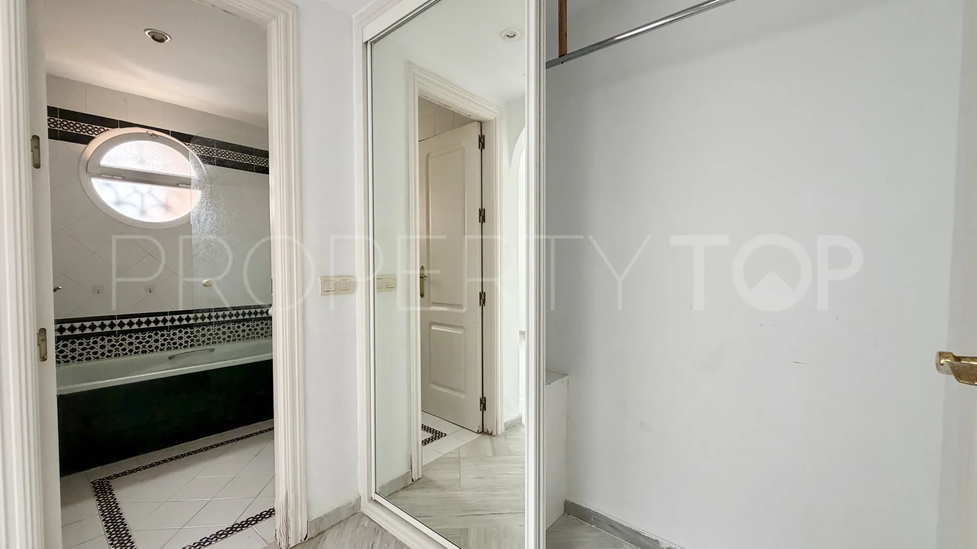 2 bedrooms town house in Garden Beach for sale