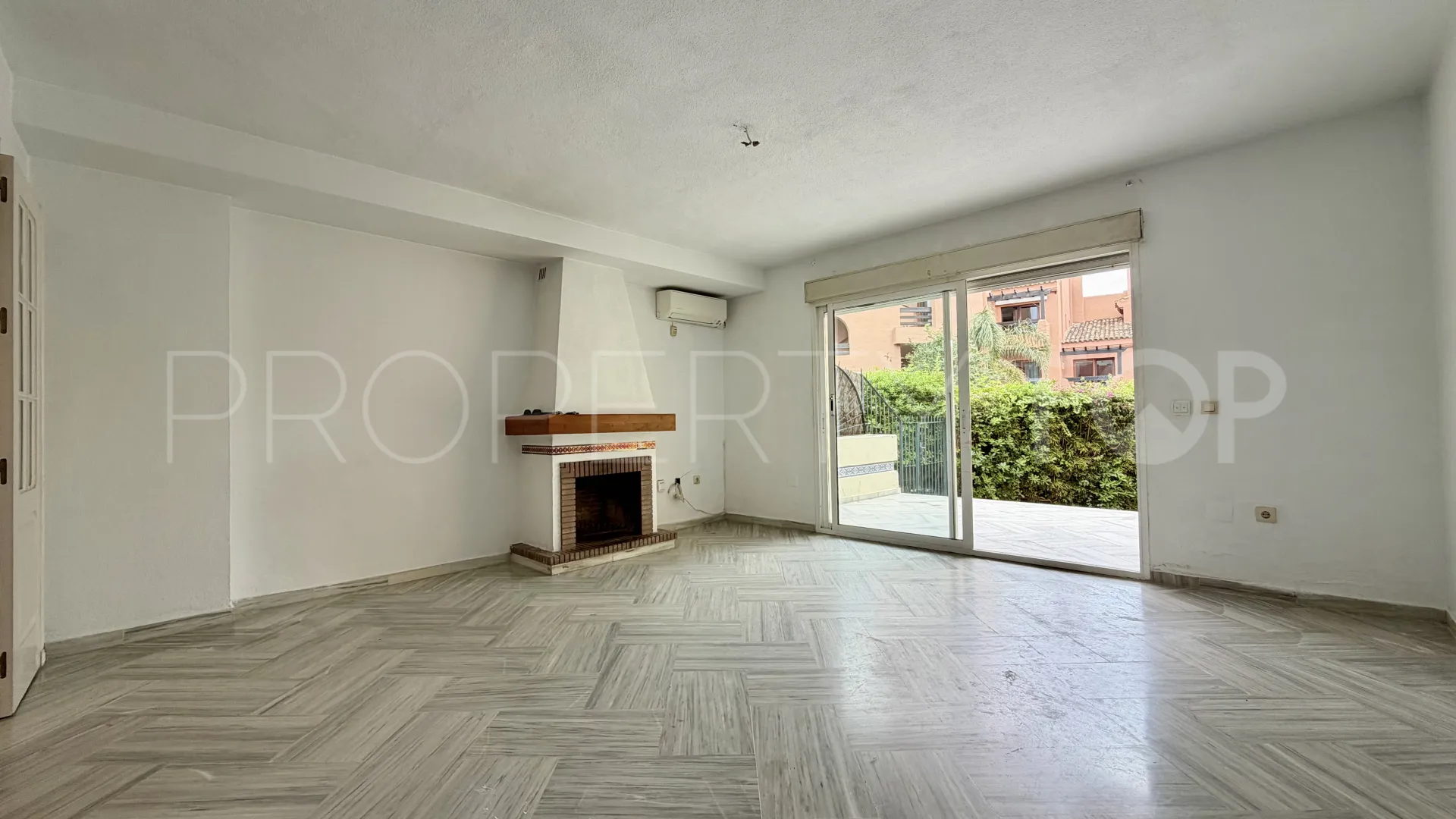 2 bedrooms town house in Garden Beach for sale