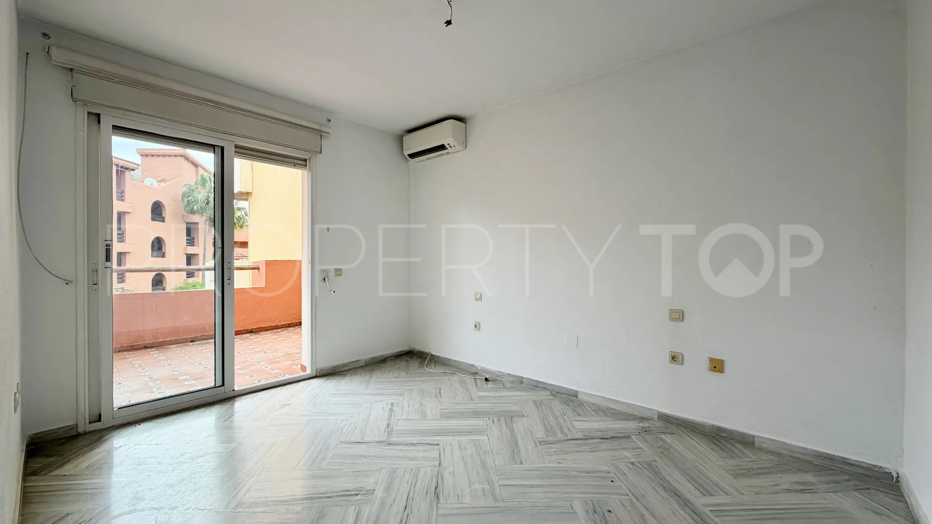 2 bedrooms town house in Garden Beach for sale
