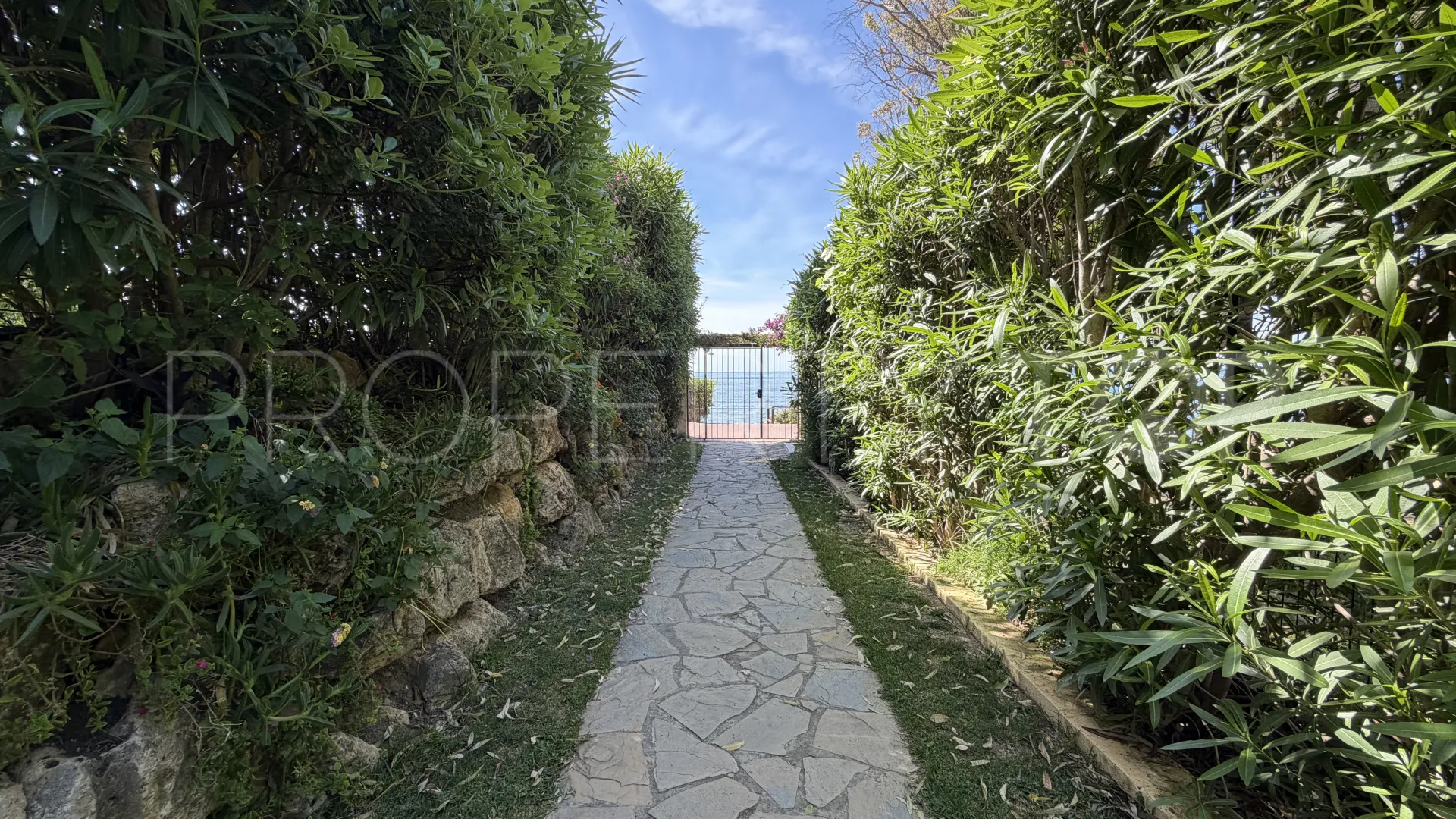 2 bedrooms town house in Garden Beach for sale
