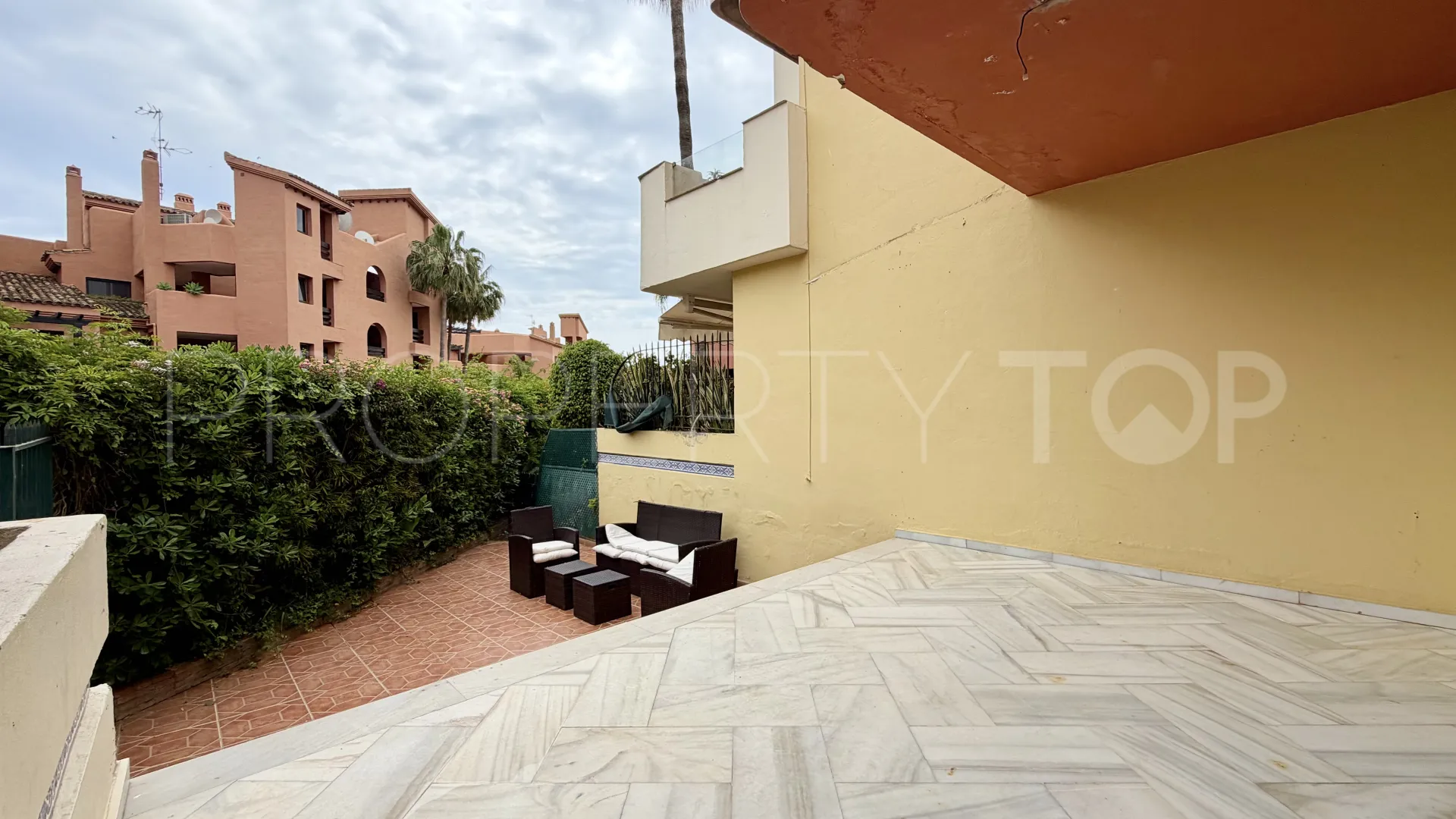 2 bedrooms town house in Garden Beach for sale