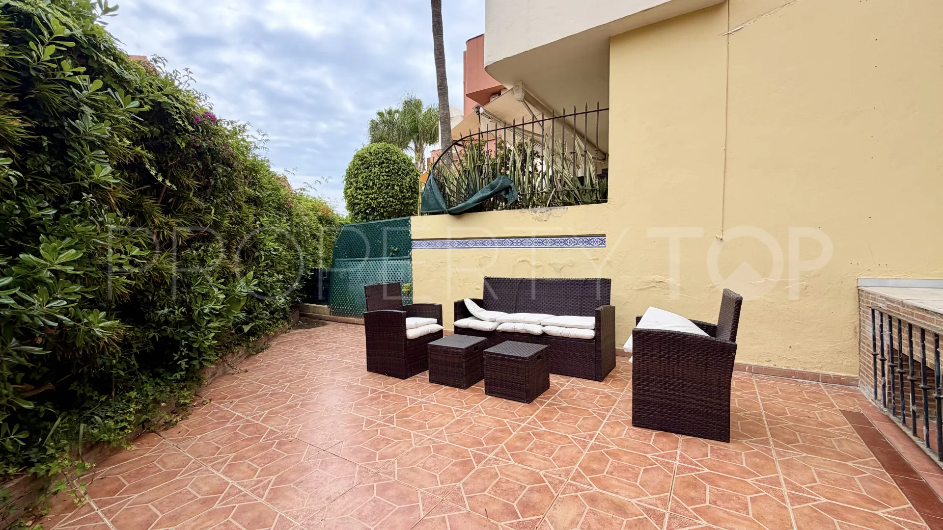 2 bedrooms town house in Garden Beach for sale