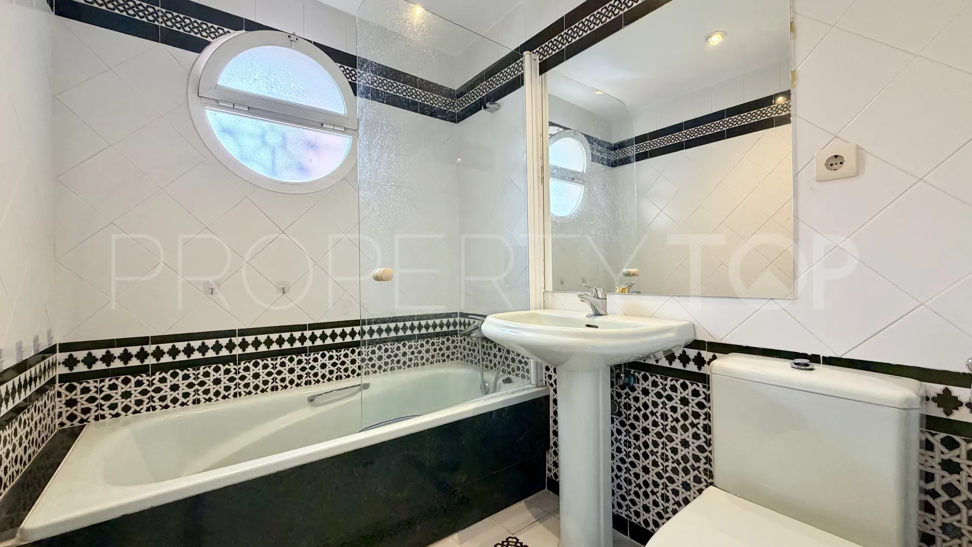 2 bedrooms town house in Garden Beach for sale