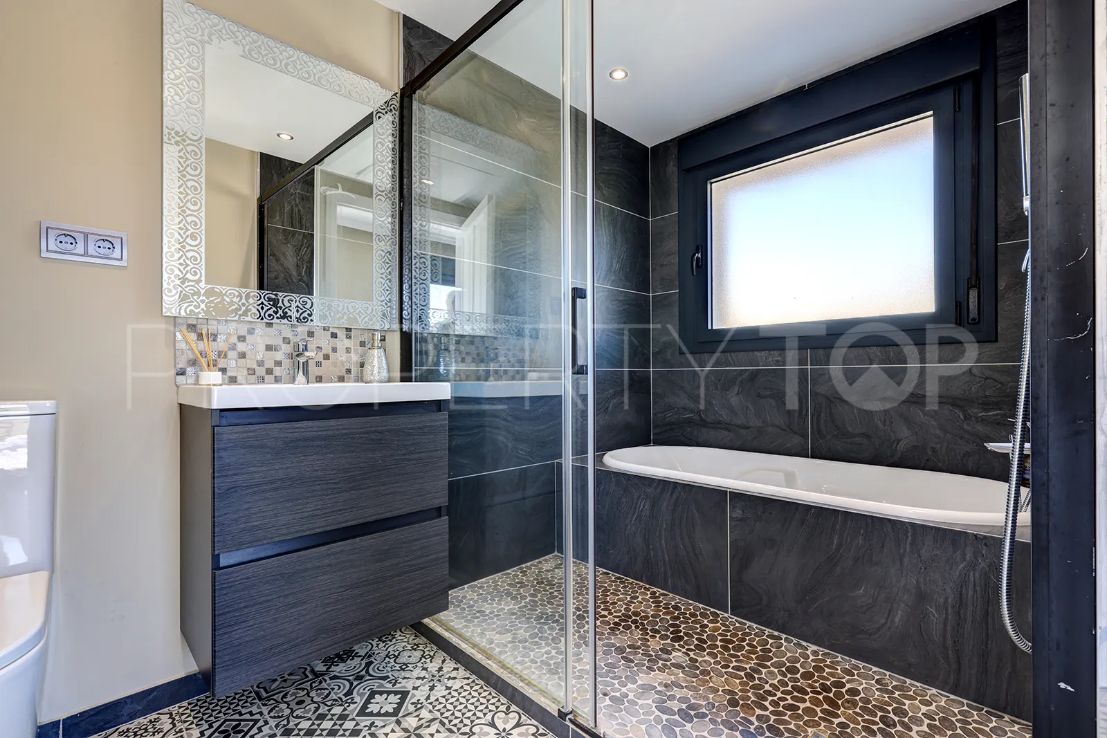 Villa for sale in Casares
