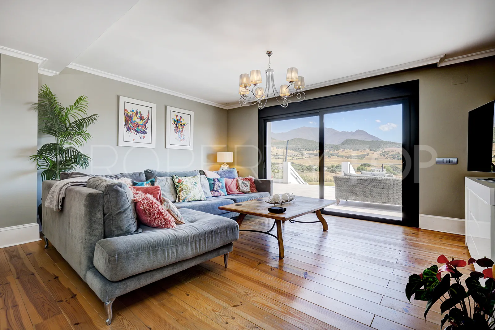Villa for sale in Casares