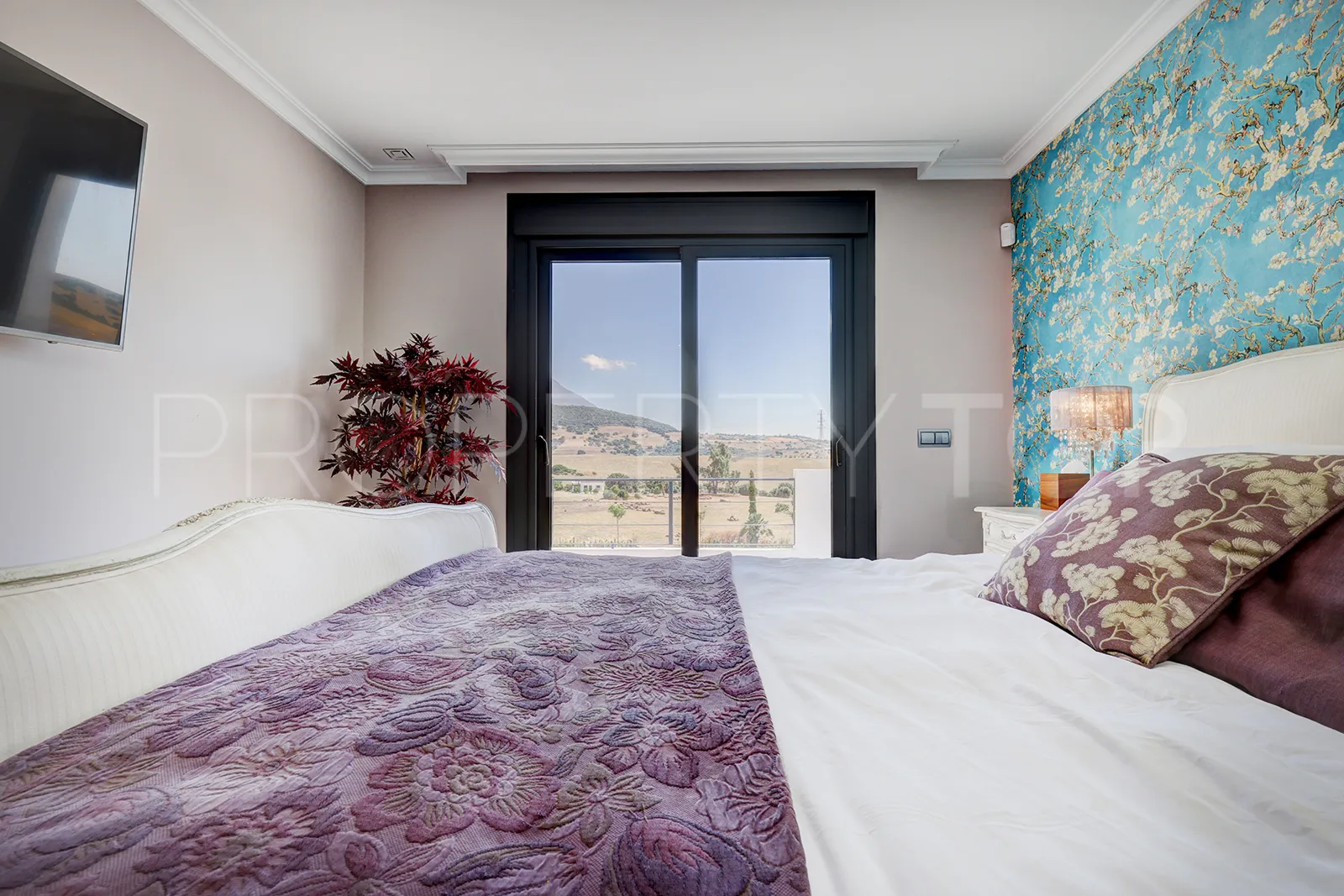 Villa for sale in Casares