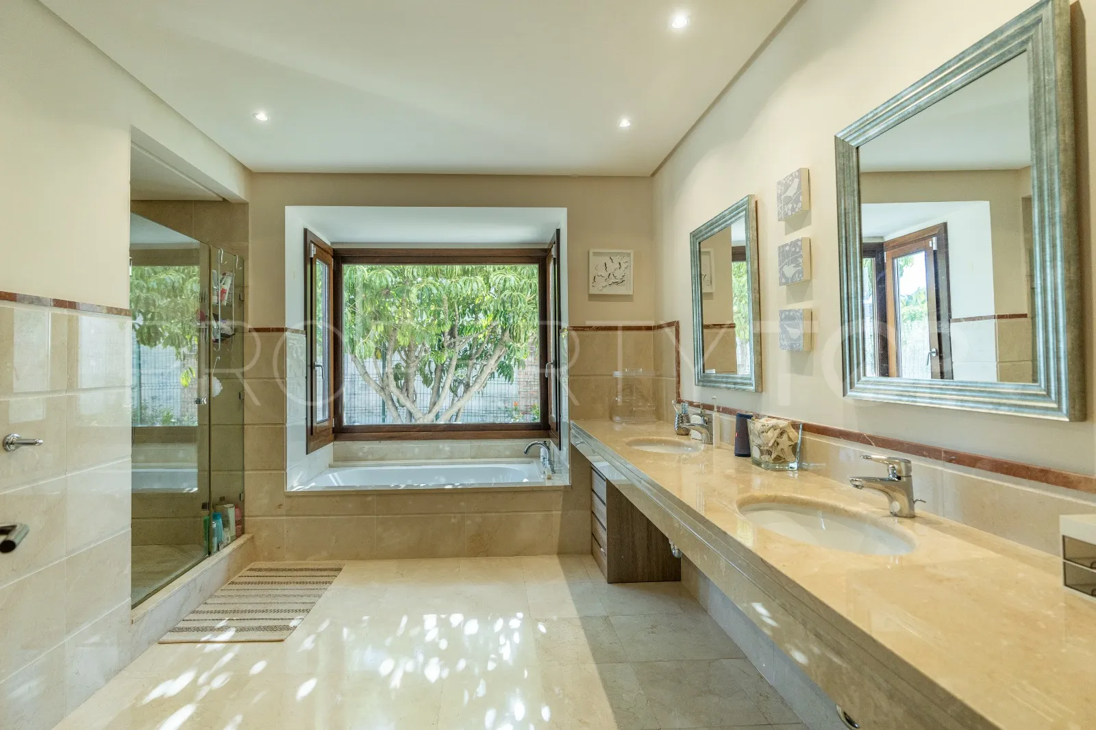 5 bedrooms villa in El Paraiso for sale