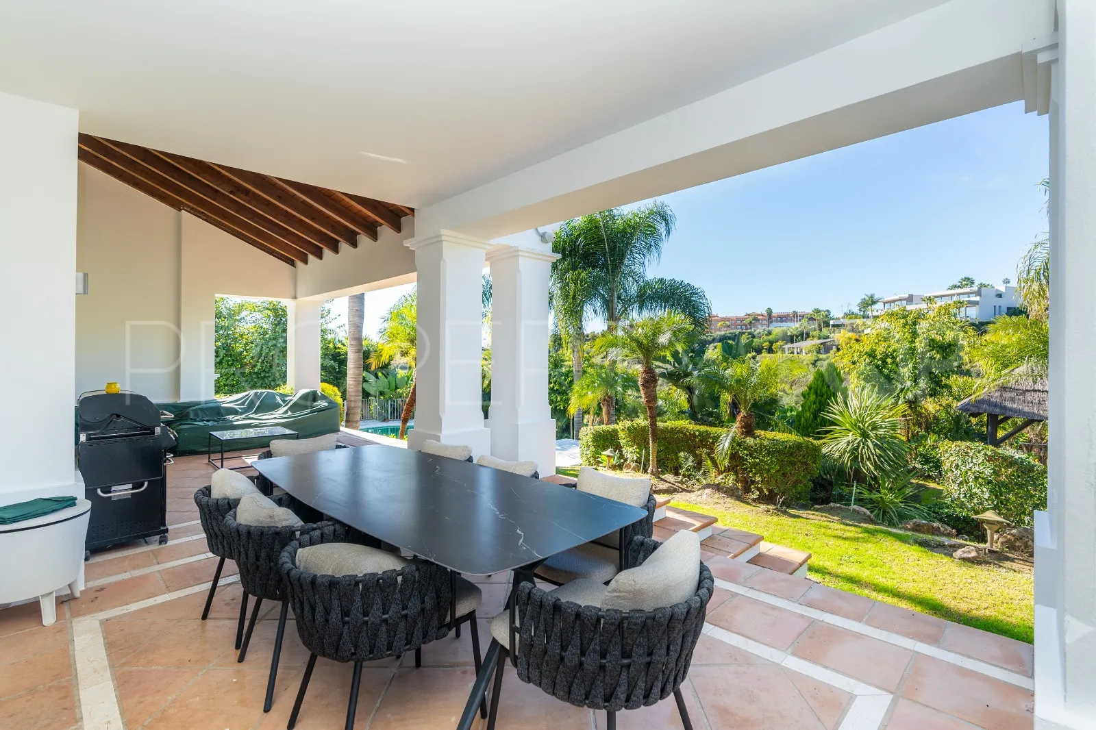 5 bedrooms villa in El Paraiso for sale