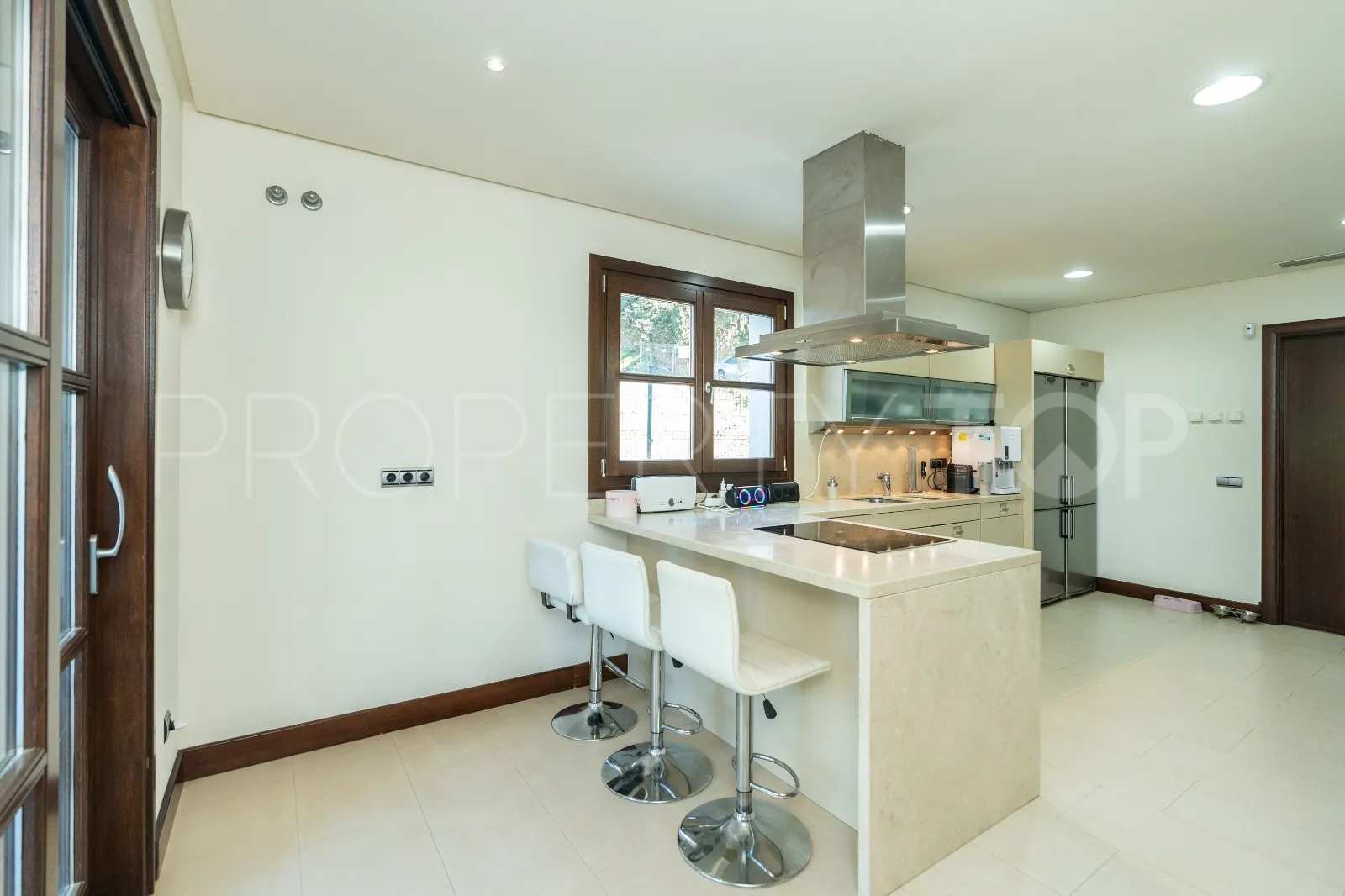 5 bedrooms villa in El Paraiso for sale
