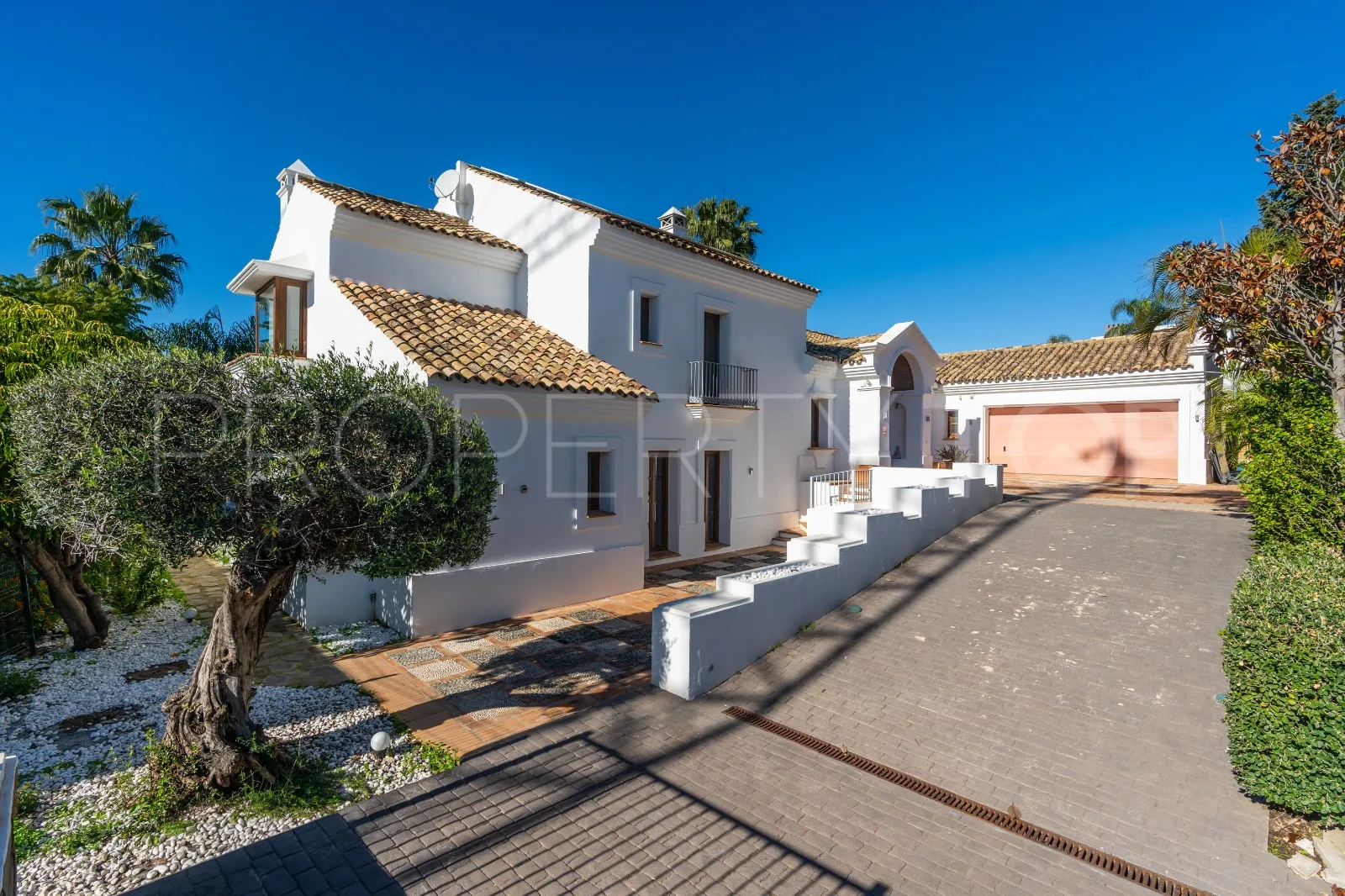 5 bedrooms villa in El Paraiso for sale