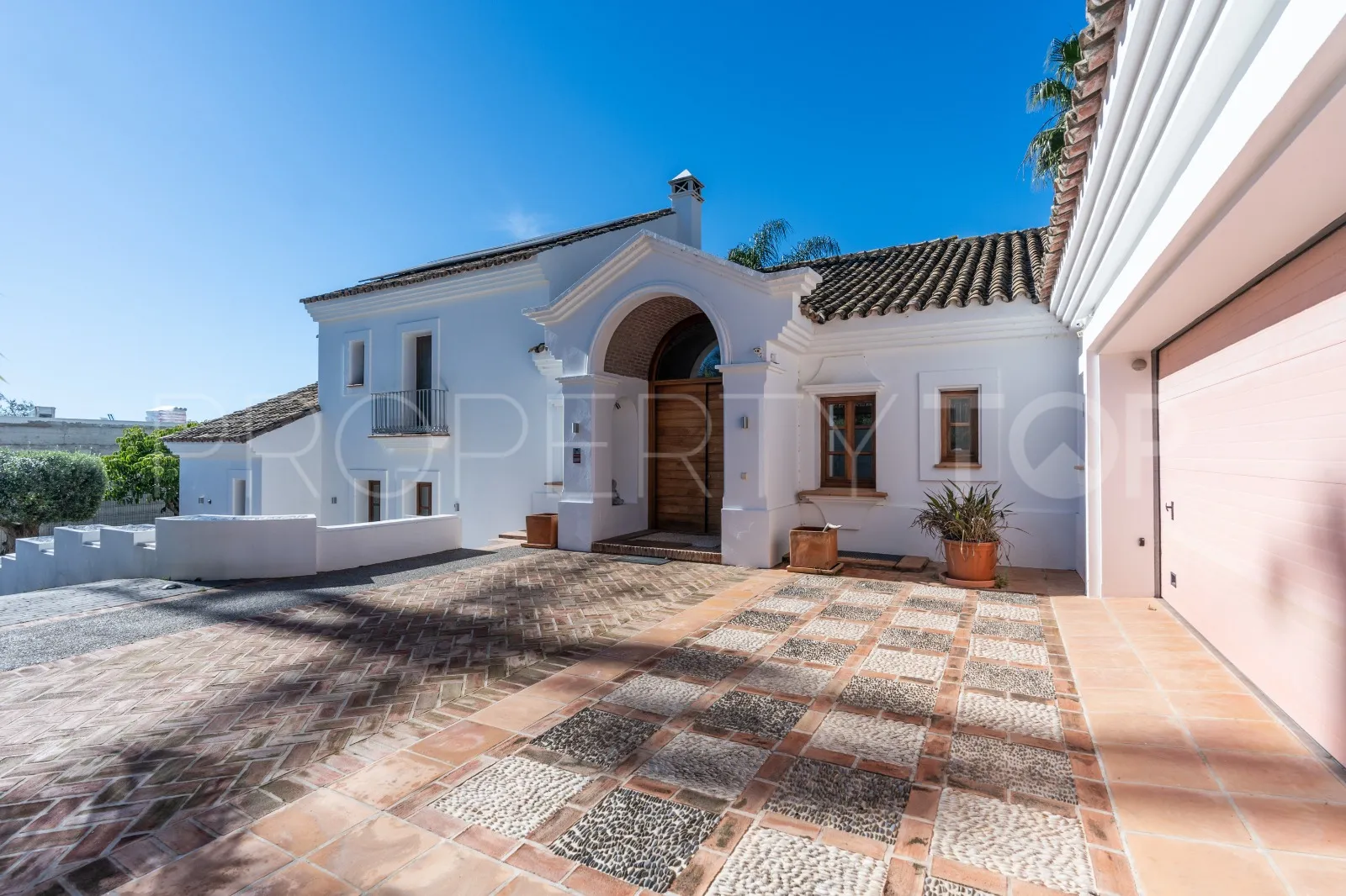 5 bedrooms villa in El Paraiso for sale