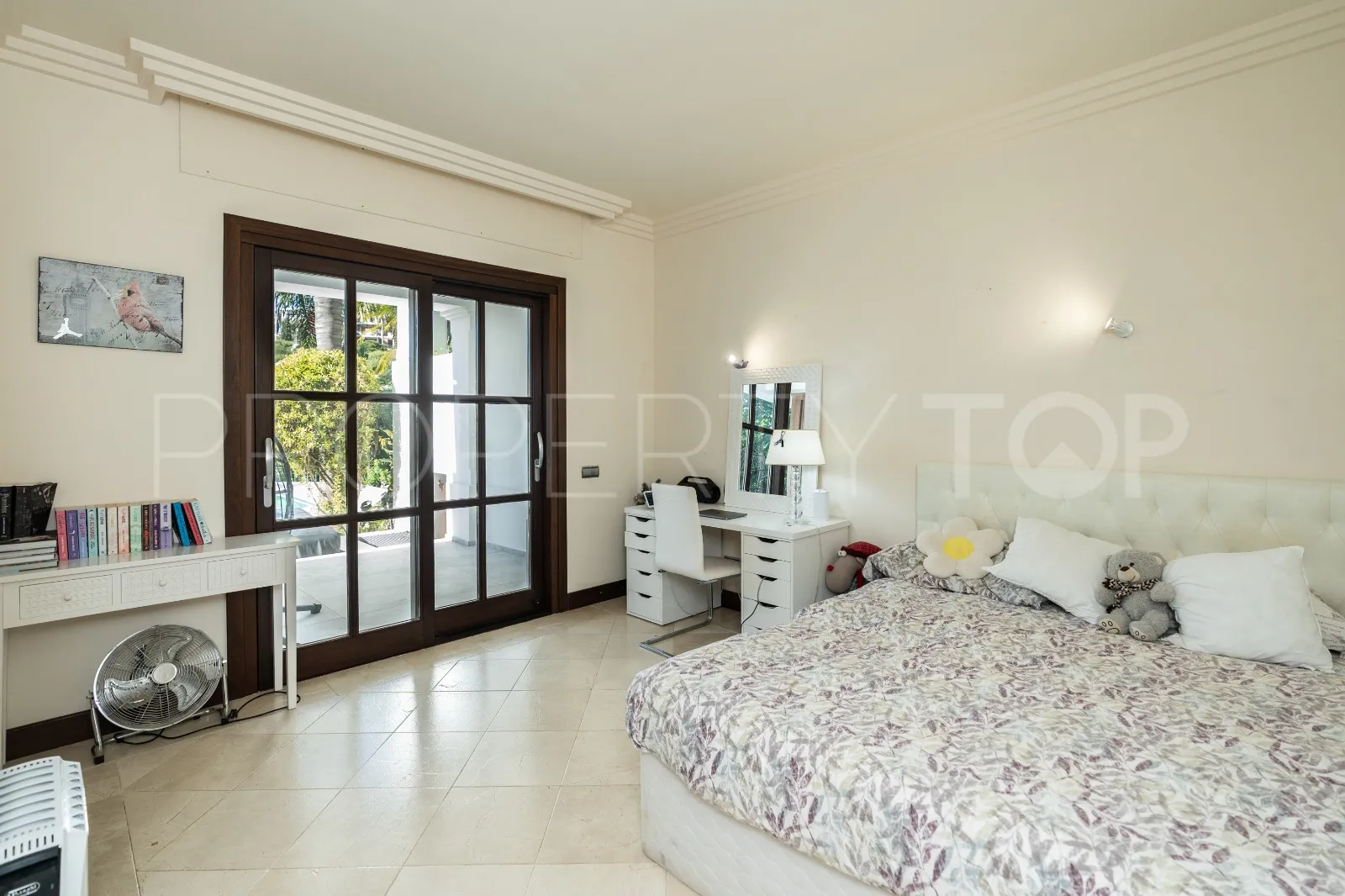 5 bedrooms villa in El Paraiso for sale