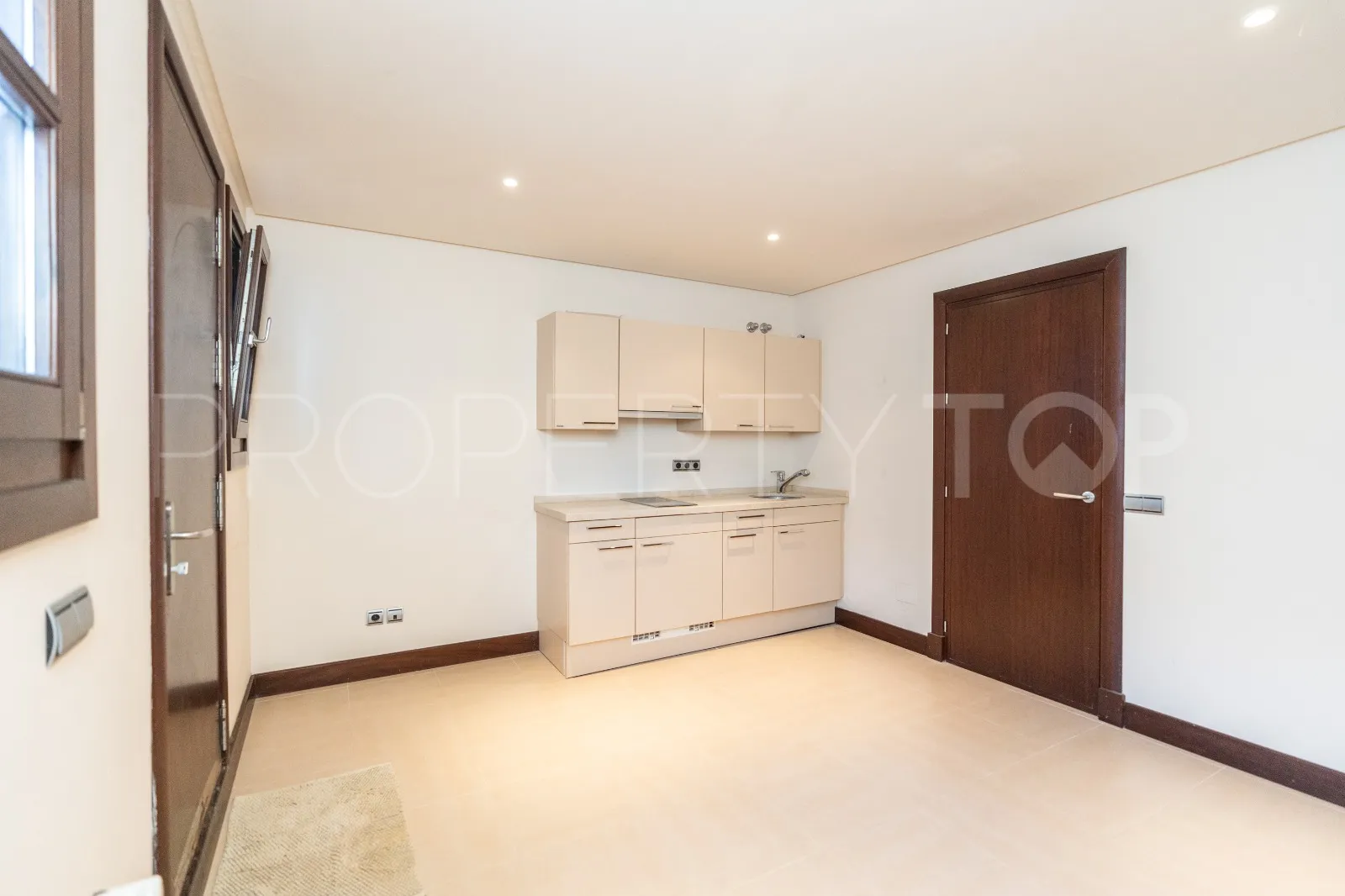 5 bedrooms villa in El Paraiso for sale