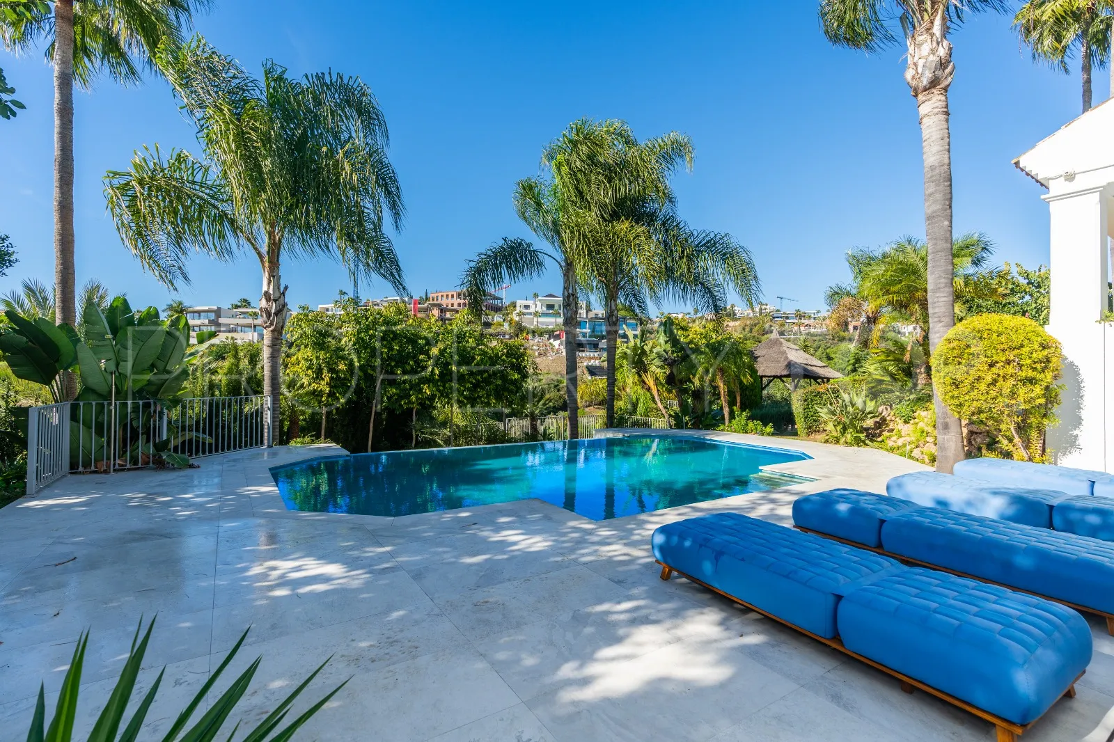 5 bedrooms villa in El Paraiso for sale