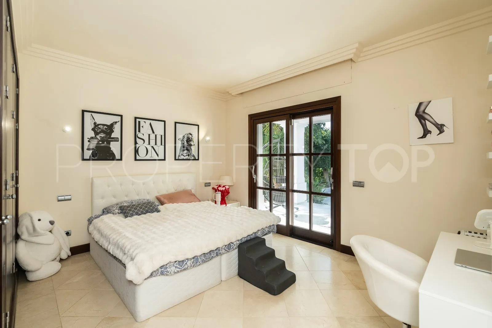 5 bedrooms villa in El Paraiso for sale