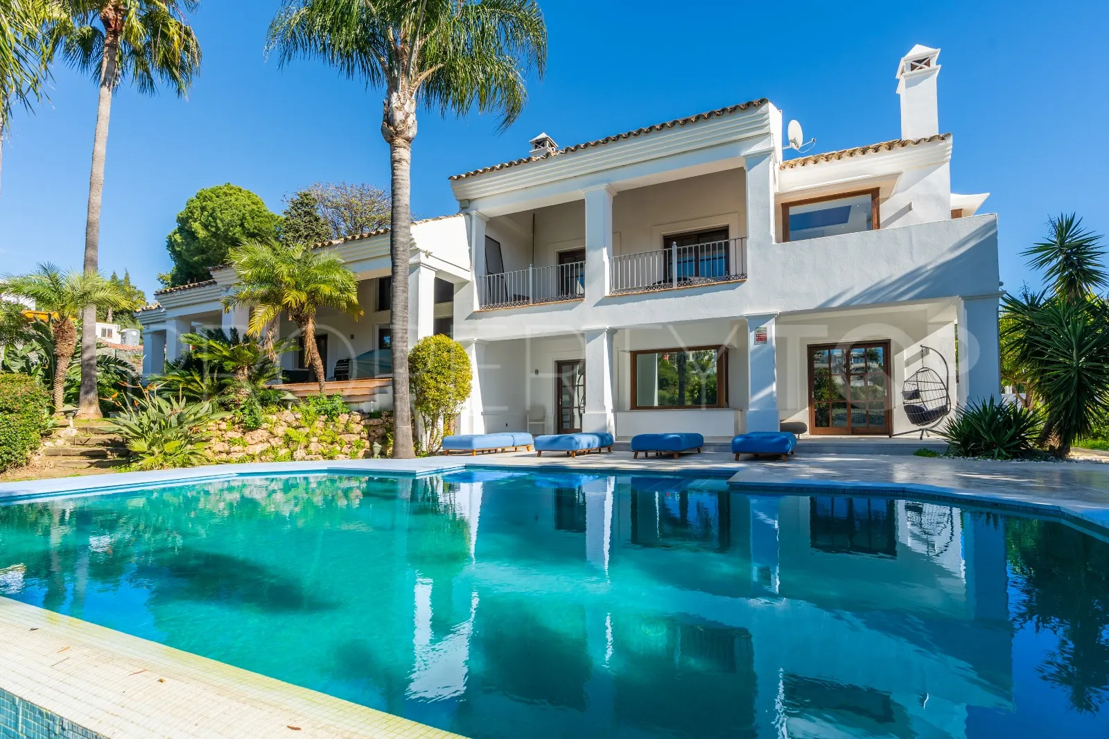 5 bedrooms villa in El Paraiso for sale